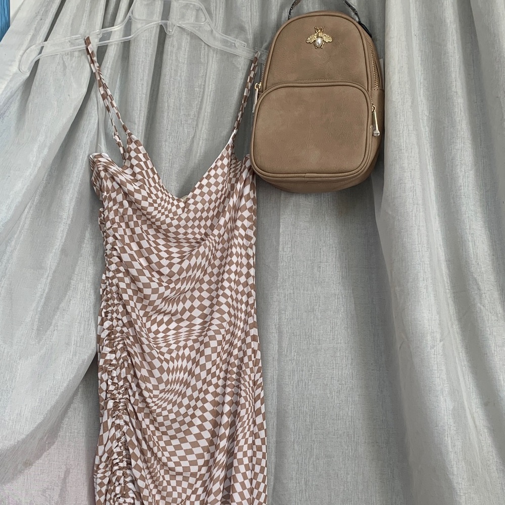 Chic Tan Crossbody Bag with Bee Accent